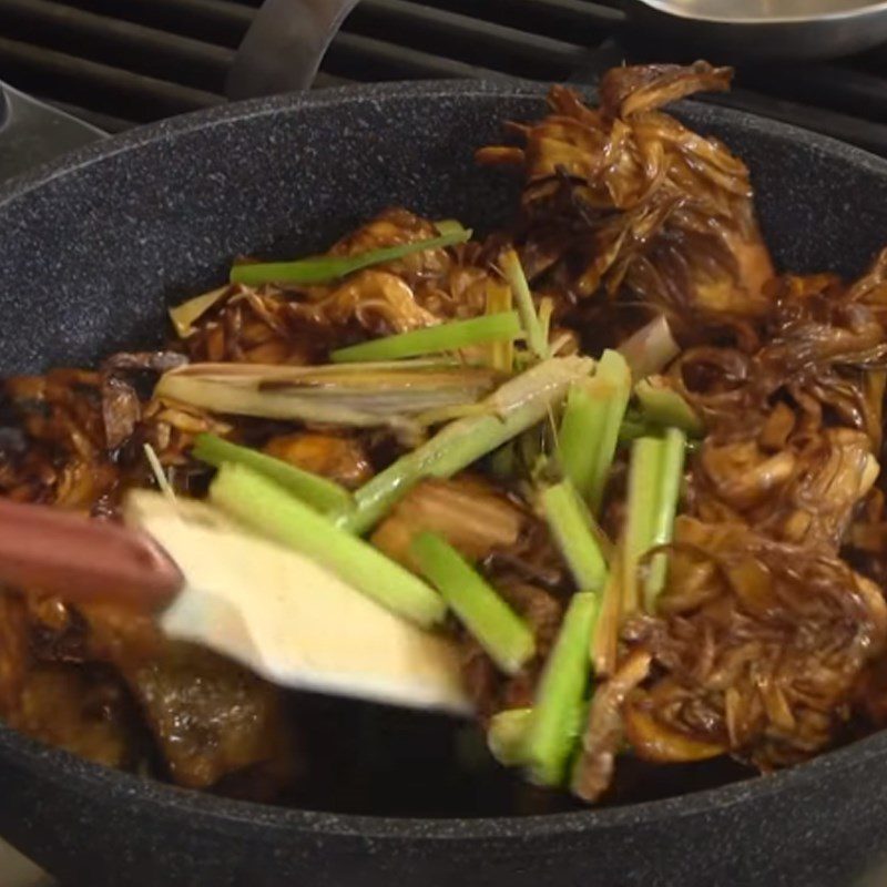 Step 5 Stir-fry jackfruit fiber with lemongrass Jackfruit fiber with lemongrass and chili