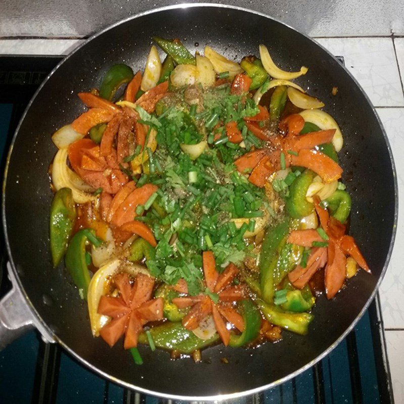 Step 3 Stir-fried sausages with vegetables Sweet and sour sausage stir-fried noodles