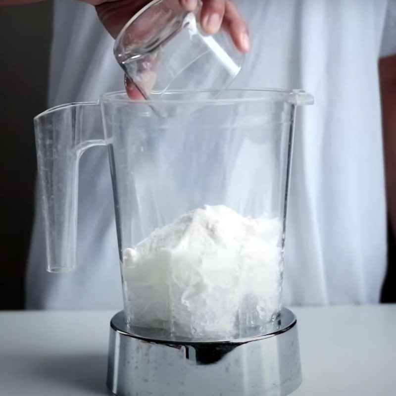 Step 1 Blend the mixture of yogurt (yogurt) and mango-flavored crushed ice