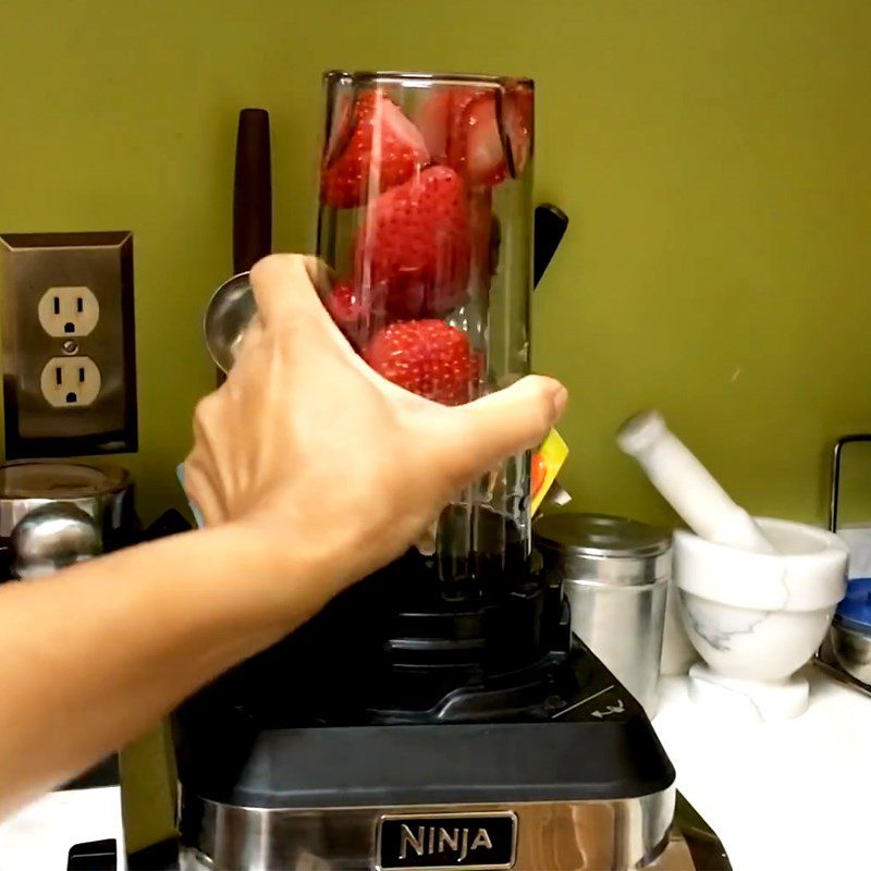 Step 3 Blend the strawberries for the two-layer pink smoothie