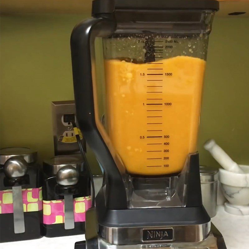 Step 2 Blend the mango for the two-layer pink smoothie