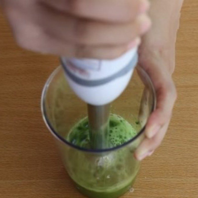 Step 3 Blending water spinach Shrimp porridge with water spinach