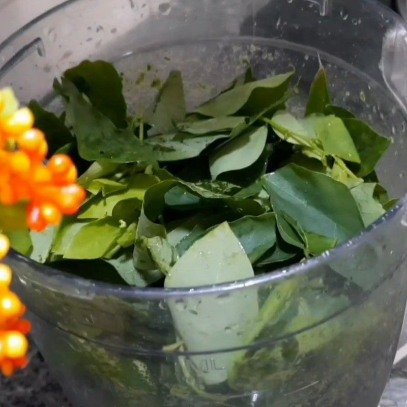 Step 1 Blend and boil the 2 types of leaves Sticky Rice with Pandan and Braised Meat