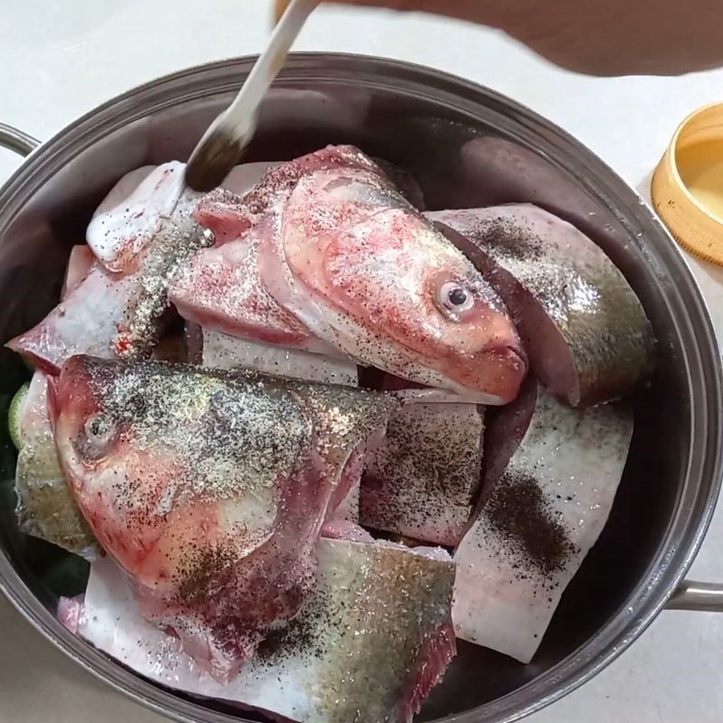 Step 3 Arrange the ingredients in the pot for Mackerel cooked with fermented rice