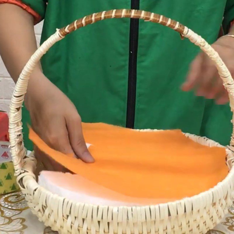 Step 1 Arrange flowers in the basket Arrange a fruit basket (various types)