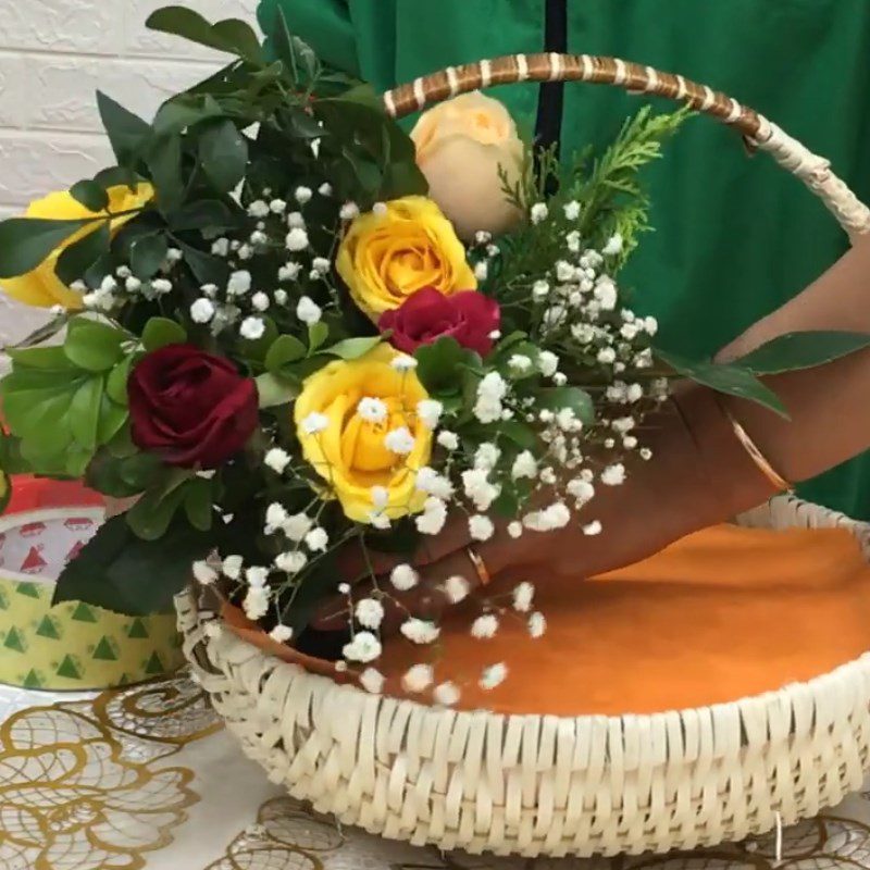 Step 1 Arrange flowers in the basket Arrange a fruit basket (various types)