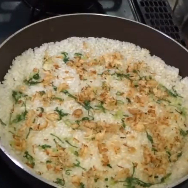 Step 2 Prepare the scallion oil and then spread the filling over the crispy rice Seaweed crispy rice with pork floss