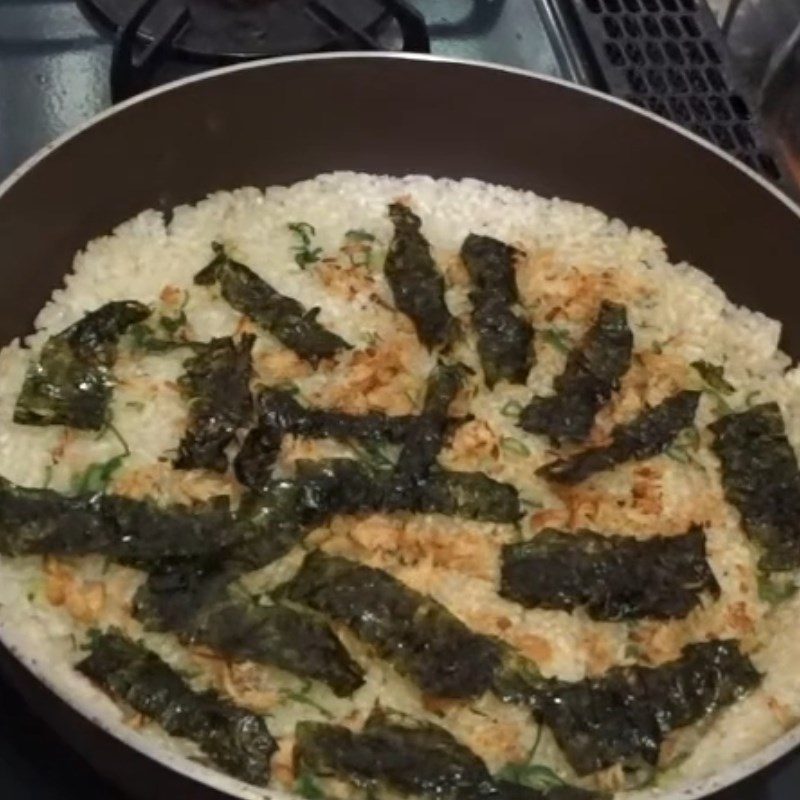 Step 2 Prepare the scallion oil and then spread the filling over the crispy rice Seaweed crispy rice with pork floss