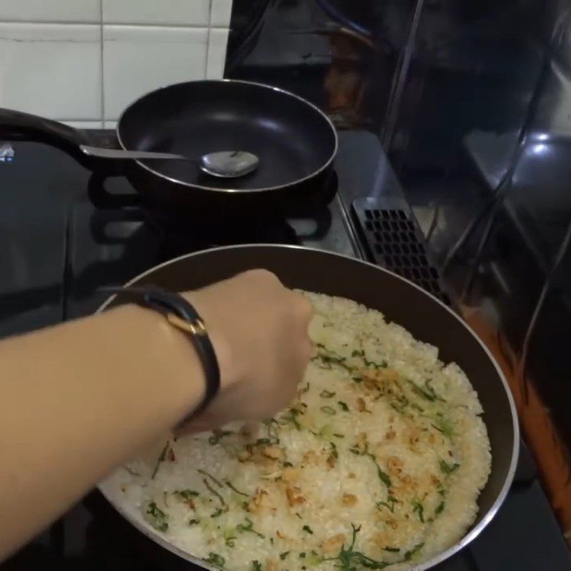 Step 2 Prepare the scallion oil and then spread the filling over the crispy rice Seaweed crispy rice with pork floss