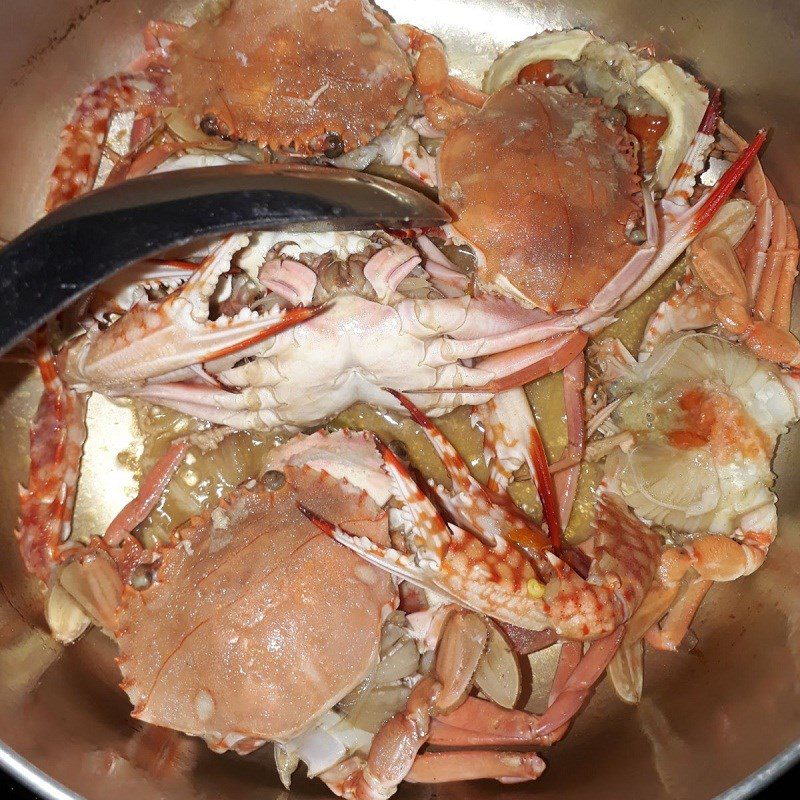 Step 2 Cook the crab broth for Malabar spinach soup