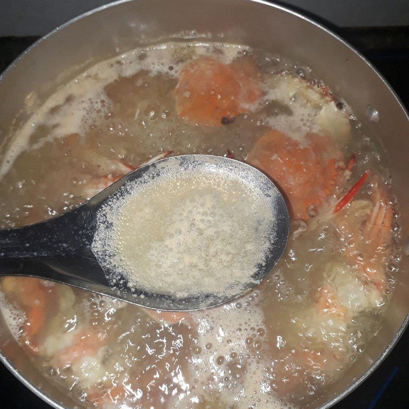 Step 3 Cooking Malabar spinach soup Crab Malabar spinach soup