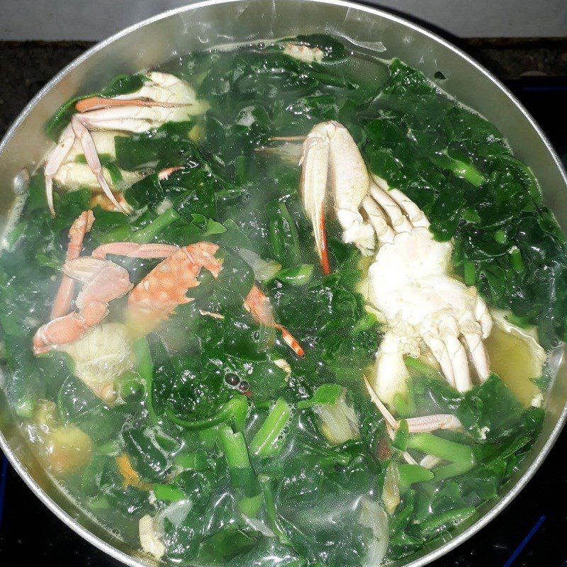 Step 3 Cooking Malabar spinach soup Crab Malabar spinach soup